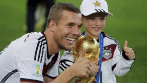 Daumen hoch: Lukas Podolski und Sohn Louis (Bild: AP)