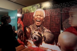Mittlerweile gibt es Ausstellungen, Bücher und Filme über Nelson Mandela. So berühmt ist er geworden. (Foto: dpa)