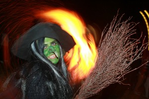 In der Walpurgisnacht sollen sich Hexen auf dem Blocksberg versammelt haben. In der Nacht zum 1. Mai spielen Leute das gerne nach. (Foto: dpa)