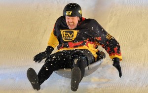 Stefan Raab hat im Fernsehen viele verrückte Sachen gemacht. Bei der WOK-WM mussten alle Teilnehmer in einem Wok rodeln. (Foto: dpa)