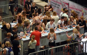 Wusstest du, dass es Treffen gibt, auf denen die Fans ihren Youtubern begegnen? Dazu zählen die Videodays. Sie fanden gerade in einer riesigen Halle in der Stadt Köln statt. (Foto: dpa)