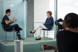 Manchmal filmen Youtuber einfach drauflos. Andere Videos sind dagegen geplant, wie dieses Gespräch zwischen der Bundeskanzlerin und LeFloid. (Foto: dpa)