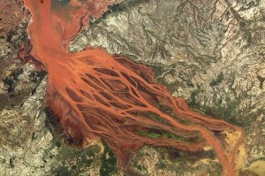 Der „blutende“ Fluss Betsiboka (Foto: Nasa)