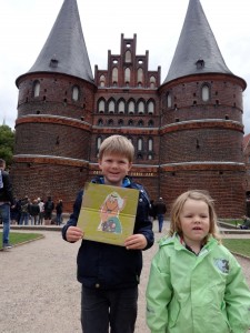 Karli mit Emil und Mona vor dem Holstentor in Lübeck. Das kannten sie bisher nur von der Zwei-Euro-Münze.