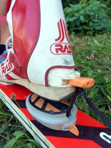 Ein Band verbindet die Skier mit den Schuhen. (Foto: dpa)