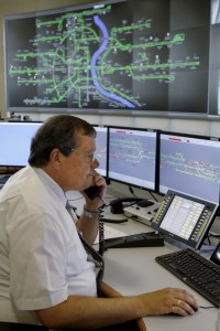 Wenn es ein Problem gibt, zum Beispiel einen Unfall, arbeiten viele Menschen gleichzeitig an dem Problem. Dann heißt es nämlich: Ganz schnell reagieren. (Foto: Bause)