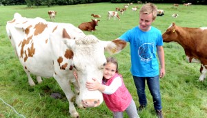 Pia und ihr Bruder Tim leben auf einem Bauernhof in der Nähe von Eitdorf. (Foto: Worring)
