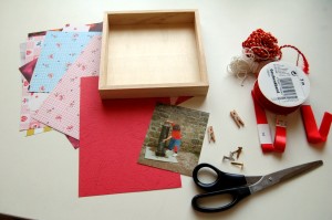 Das Foto zeigt Bastelmaterialien auf einem Tisch, aufgenommen am 13.08.2015 in Berlin. Los geht es mit der Bastelarbeit für den Erinnerungs-Rahmen. Foto: Jennifer Heck. ACHTUNG: Honorarfrei nur für Bezieher des Dienstes dpa-Nachrichten für Kinder. +++(c) dpa - Nachrichten für Kinder+++