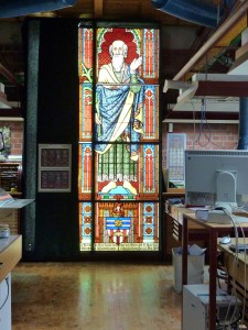 Das Kirchenfenster wurde wieder hübsch gemacht. (Foto: dpa)