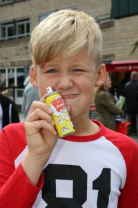 Ihhhh - das stinkt! Lennart testet das Pupsspray. (Foto: Goyert)