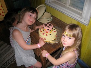 Lucia (links) und Lovina spielen in der Villa Kunterbunt. (Foto: A. Sommersberg)