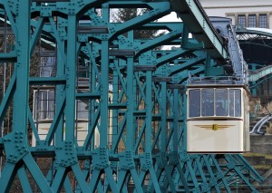 Auch in der Stadt Dresden gibt es eine Schwebebahn. Dort führt die Bahn einen Berg hinauf und verbindet zwei Stadtteile miteinander. Die Schwebebahn in Dresden ist auch schon ziemlich alt. Sie wurde vor mehr als 100 Jahren gebaut. (Foto: dpa)