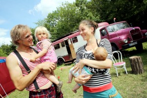 Jan, Mali, Nina und Zora vor ihrem Wohnwagen. (Foto: Krasniqi)
