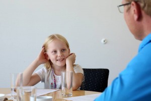 „Machen Sie auch mal Pause", wollte Lea Zoé von JOchen Ott wissen.