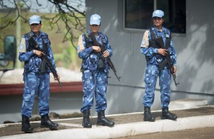 Die Friedenstruppe der Vereinten Nationennennt man auch „Blauhelmsoldaten". (Foto: dpa)