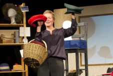 Das Theaterstück „Das Mädchen mit der roten Kappe“ erzählt von der achtjährigen Halbjüdin Anna und der Zeit, als sie verfolgt wurde. (Foto: Kölner Künstler Theater)