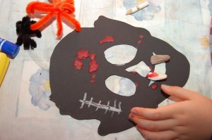 KINA - Grusel-Alarm! So bastelst du dir eine Halloween-Maske