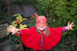 Ein Mädchen mit einer gebastelten Grusel-Maske, aufgenommen am 11.10.2015 in Dortmund (Nordrhein-Westfalen). Knallige Farben sehen bei einem Halloween-Kostüm besonders gut aus. Foto: Katharina Heimeier ACHTUNG: Honorarfrei nur für Bezieher des Dienstes dpa-Nachrichten für Kinder.? +++(c) dpa - Nachrichten für Kinder+++
