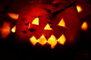 Zu Halloween kann man Lateren aus Kürbissen basteln - aber warum nicht auch einmal aus Rüben? (Foto: dpa)