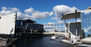 Im Paul-Löbe-Haus (links) gibt es 1000 Büros. (Foto: Leister) 