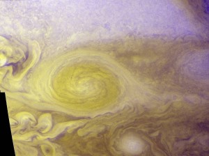 Der helle Kreis ist ein riesiger Wirbelsturm, der auf Jupiter tobt. (Foto: dpa)