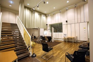 Im Studio gibt es eine große Treppe. Damit werden verscheidene Geräusche gemacht. (Foto: Goyert)