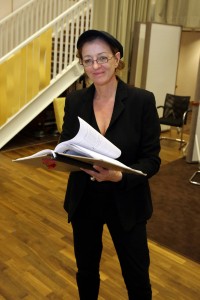 Der Regisseur liest den Text und überlegt, wie er sich die Szene vorstellt. (Foto: Goyert)