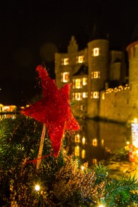 Die Burg Satzvey wird weihnachtlich geschmückt. (Foto: Mike Göhre)