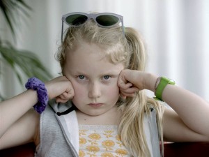 Maria hat vor den Sommerferien aufgehört zu sprechen. Warum? Das weiß sie selbst nicht so genau. Davon erzählt der Film „Blue Blue Sky". (Foto: Screenshot)