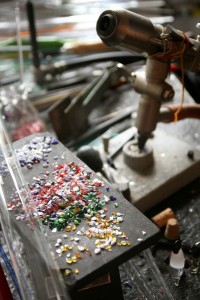 Es sammeln sich viele farbige Scherben von bunten Modellen. (Foto: Philipp/dpa)