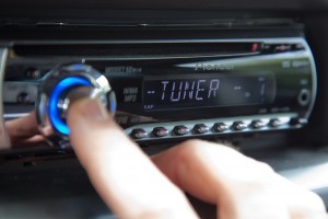 Fünf Stunden lang kannst du in der Radionacht Hörspiele, Musik und Rätsel hören. (Foto: dpa)