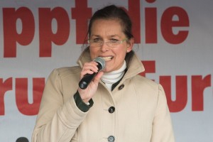 Tatjana Festerling ist in der Gruppe Pegida aktiv. Auf Facebook soll sie Kommentare geschrieben haben, die Flüchtlinge schlecht machen. Deshalb wird nun geprüft, ob sie wegen Volksverhetzung angezeigt werden kann. (Foto: dpa)