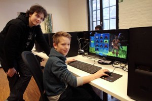 Julius baut mit Andre Neumann ein eigenes Spiel. (Foto: Christoph Hennes)