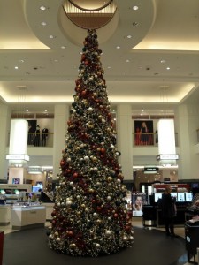 In Kaufhäusern ist ganz schön viel dekoriert. (Foto: dpa)