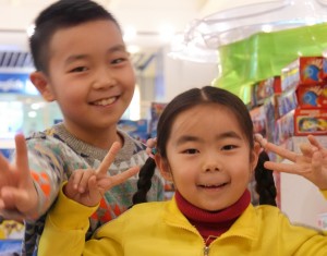 Kinder vor Weihnachten im Solana