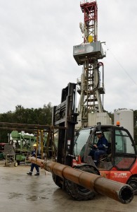 Ein Radlader transportiert am 26.08.2014 in Reudnitz (Brandenburg) einen Bohrer auf dem Bohrplatz der Bayerngas GmbH. Die Firma nimmt in dem Gebiet bei Beeskow Erdgaserkundungsbohrungen vor. Foto: Bernd Settnik/ZB +++(c) ZB-FUNKREGIO OST - Honorarfrei nur für Bezieher des ZB-Regiodienstes+++