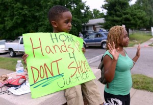 Behandelt die Polizei in Amerika Schwarze schlechter als Weiße? Viele Menschen sind davon überzeugt - im vergangenen Jahr gingen sie oft dagegen auf die Straße. (Foto: dpa)