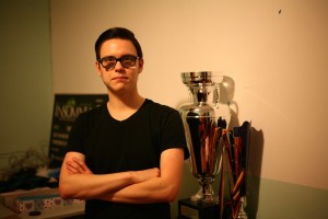 Gabriel neben seinen Pokalen (Foto: dpa)