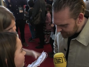 Axel Stein vorm Mikro von Carolin und Fine (Foto: Shara Fatheyan)