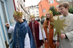 Die Sternsinger schreiben einen Segen an die Tür. (Foto: dpa)