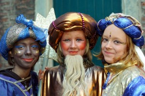 Die Kinder verkleiden sich als die drei Weisen Caspar, Melchior und Balthasar. (Foto: dpa)