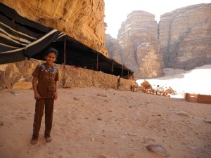 Das Beduinenmädchen Esmma vor dem Zelt seiner Familie 