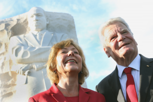 Gauck mit seiner Freundin vor dem Martin Luther King Memorial