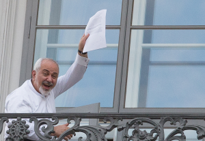 Irans Außenminister Mohammed Dschawad Sarif freut sich über das Ende des Verbots. (Foto: dpa)