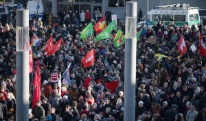 Diese Menschen demonstrieren gegen Pegida. (Foto: dpa)