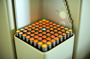 In Kraftwerken ist Uran in Röhren verpackt. Sie heißen Brennstäbe. (Foto: dpa)