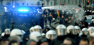 Die Polizei setzte Wasserwerfer ein. (Foto: dpa)