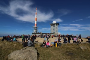 Anstatt zu frieren können sich die Menschen sonnen. Aber es gibt auch Nachteile. (Foto: dpa)