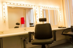 Sogar einen Maskenraum zum Schminken gibt es hier.