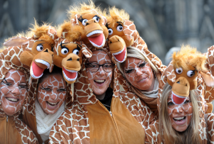 Eine Giraffe auf den Kopf zu stellen, ist gar nicht so leicht. (Foto: dpa)